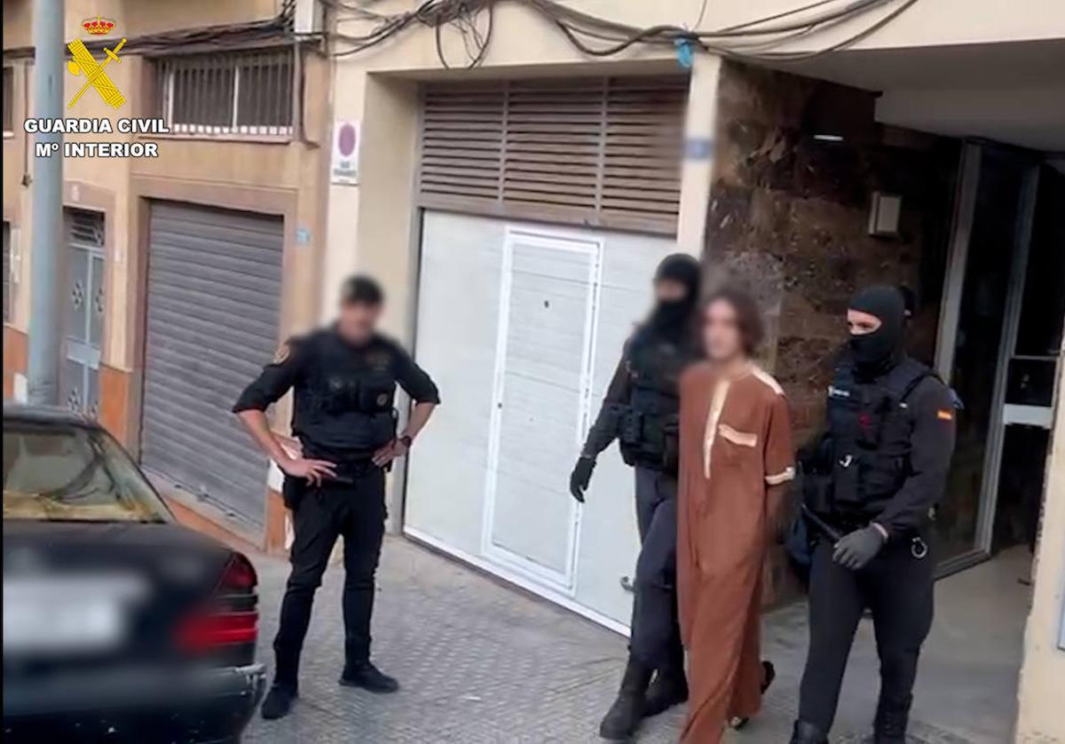 Momento de la detención de uno de los miembros de la banda terrorista.