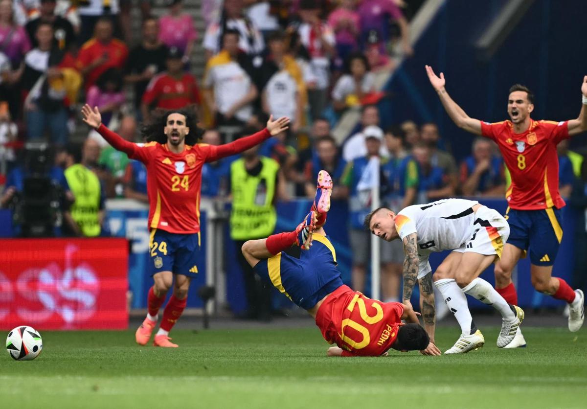 Pedri cae al suelo tras la dura entrada de Toni Kroos.