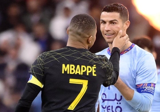 Mbappé saluda a Cristiano Ronaldo tras un amistoso.