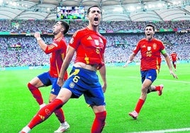 Los jugadores de La Roja celebran el gol de la victoria de Merino.