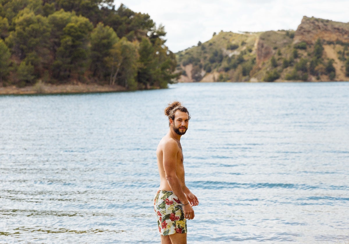 Con estos bañadores de hombre con secado rápido podrás ir de la playa al chiringuito sin pasar por la toalla