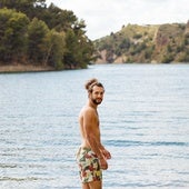 Con estos bañadores de hombre con secado rápido podrás ir de la playa al chiringuito sin pasar por la toalla