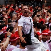 Un multitudinario chupinazo da inicio a las fiestas de San Fermín