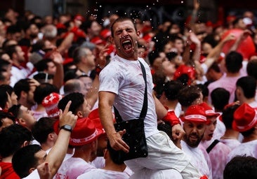 Un multitudinario chupinazo da inicio a las fiestas de San Fermín