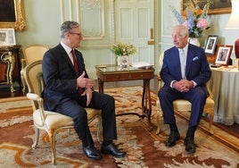 El rey Carlos III recibe al nuevo primer ministro Keir Starmer en el palacio de Buckingham Palace, este viernes, en Londres.