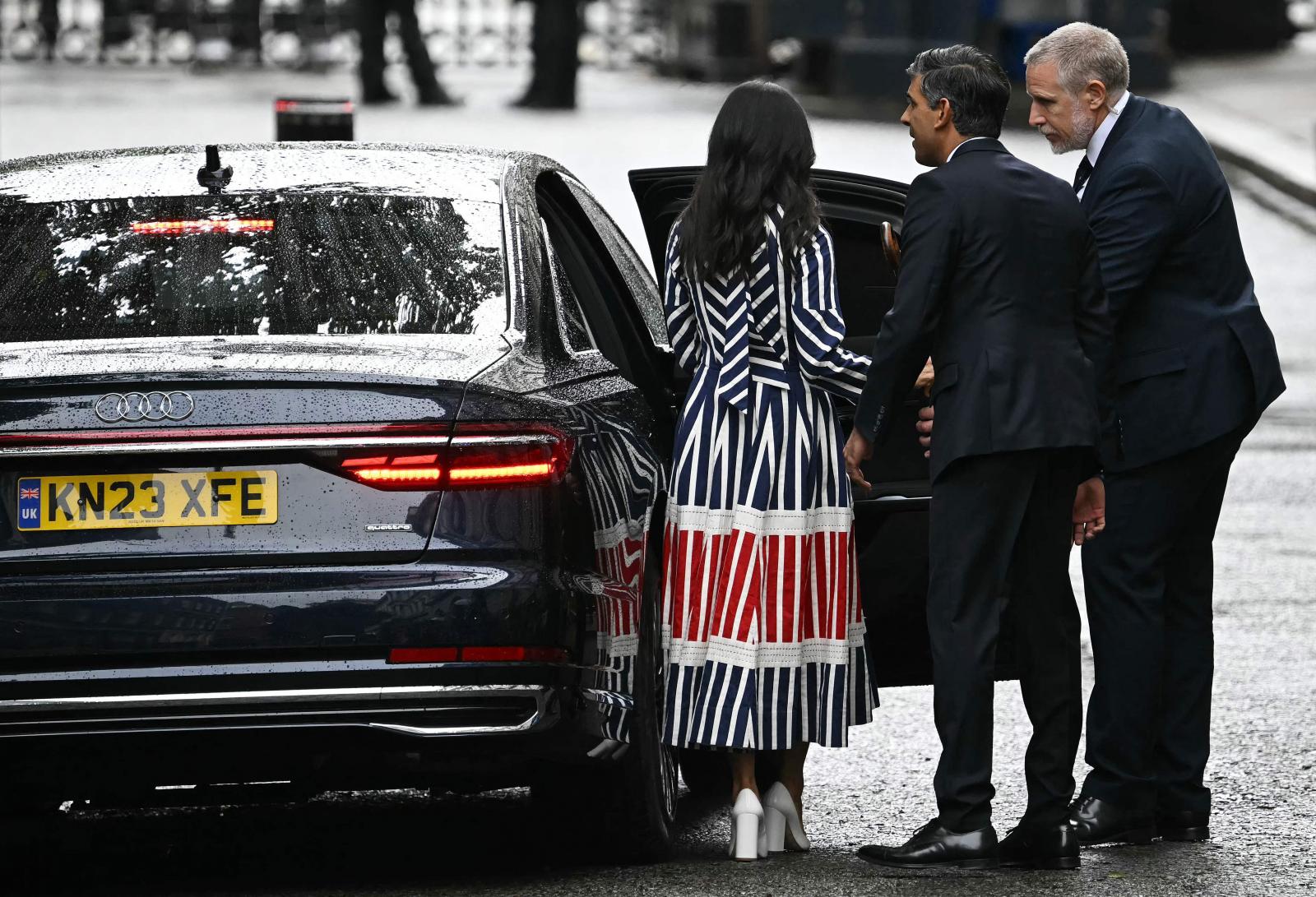 Sunak y su mujer se dirigen al Palacio de Buckingham para comunicar la dimisión al rey Carlos III.