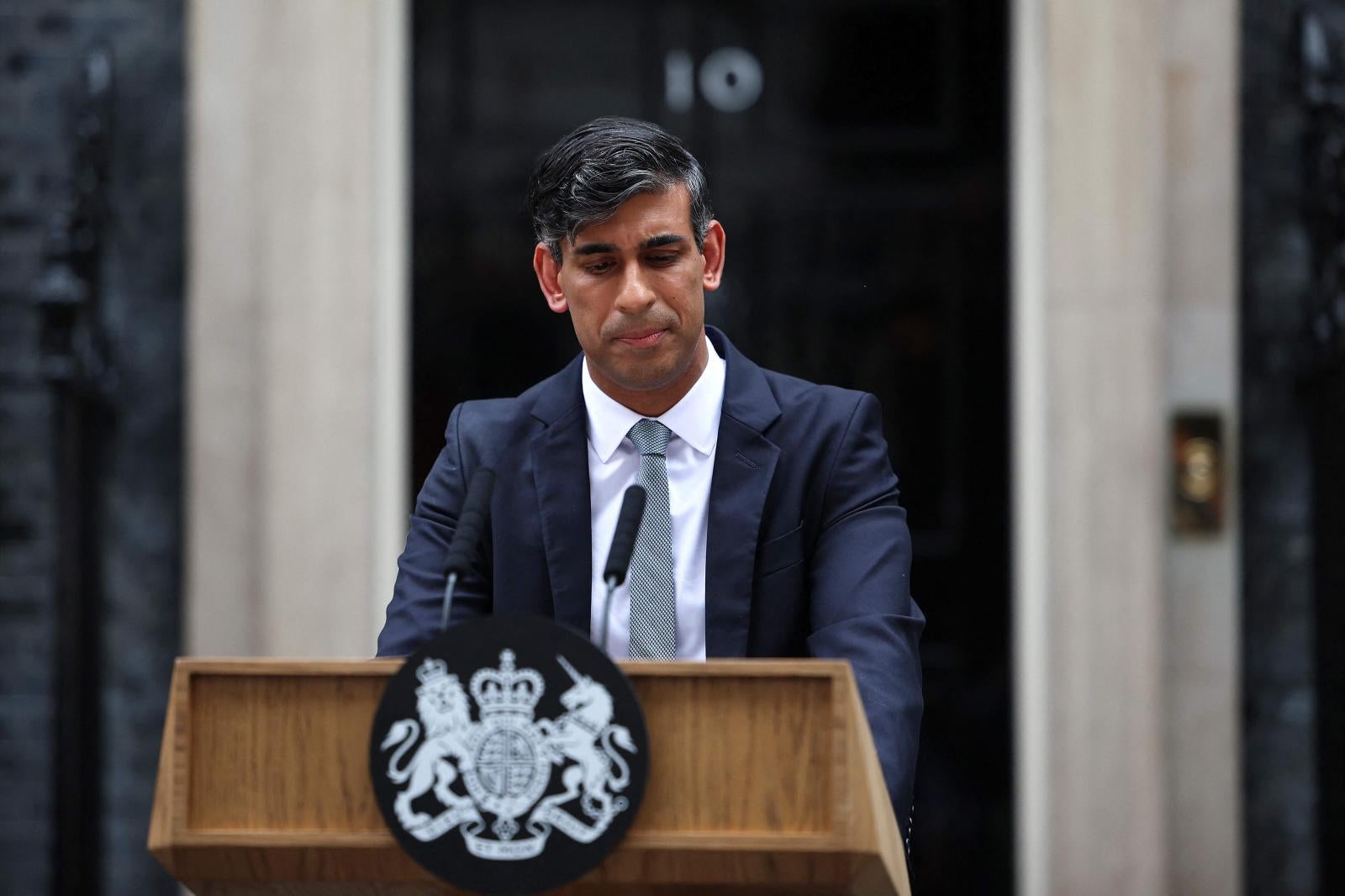 Sunak, con semblante serio, durante su discurso en Downing Street.