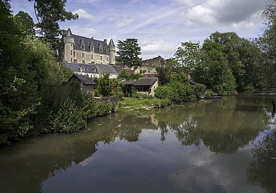 El castillo de Montrésor fotografiado desde la zona conocida como 'El Balcón', que ofrece unas vistas de postal a las orillas del río Indrois.