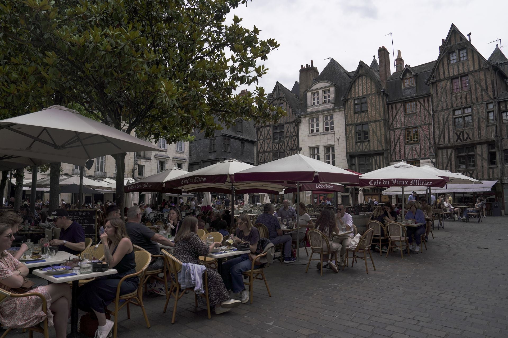 Plaza de Plumereau, en la ciudad de Tours, ubicada en el casco viejo rodeada por casas medievales de entramado de madera del siglo XVI. Tours (Francia).