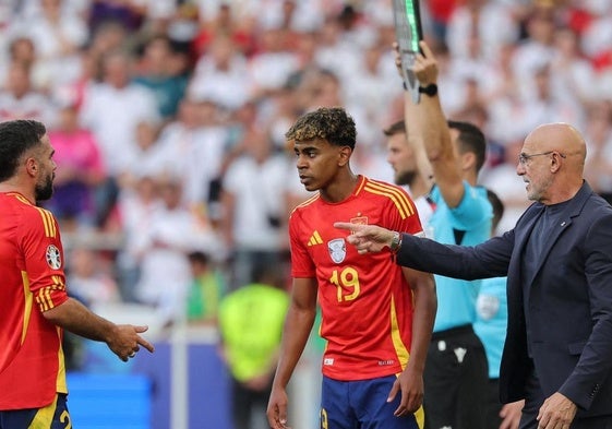 De la Fuente da instrucciones a Carvajal y Lamine Yamal durante el partido ante Alemania.