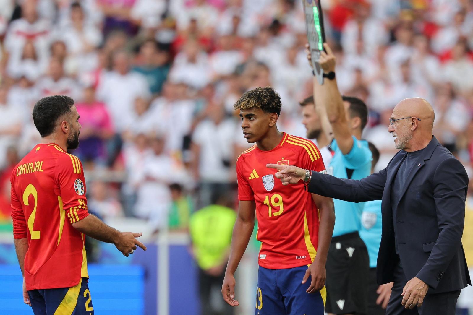 De la Fuente da instrucciones a Carvajal y Lamine Yamal durante el partido ante Alemania.