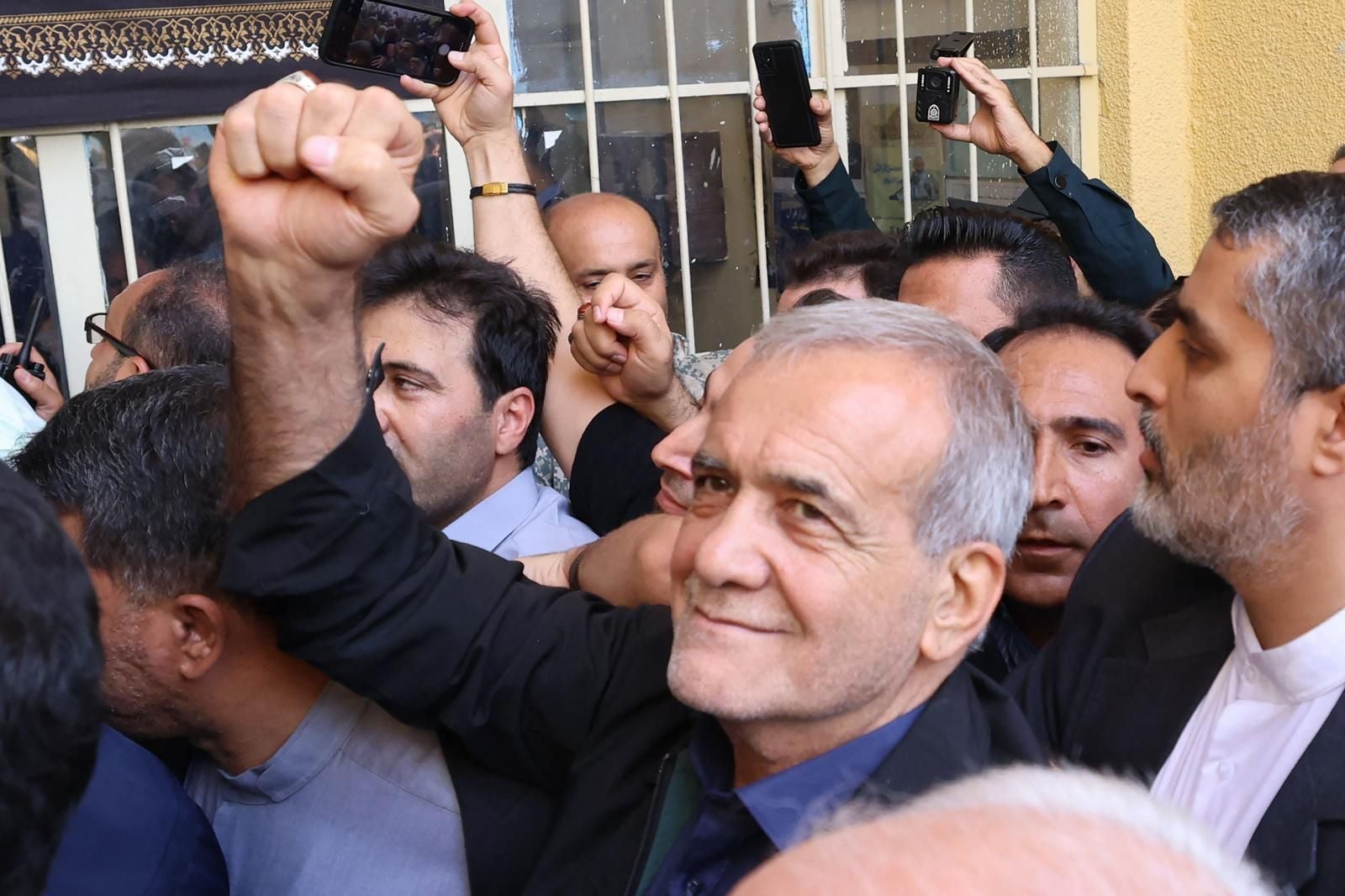 Masoud Pezeshkian celebra su victoria electoral.