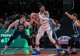 Giannis Antetokounmpo y Luka Doncic enfrentados durante el partido del Preolímpico.