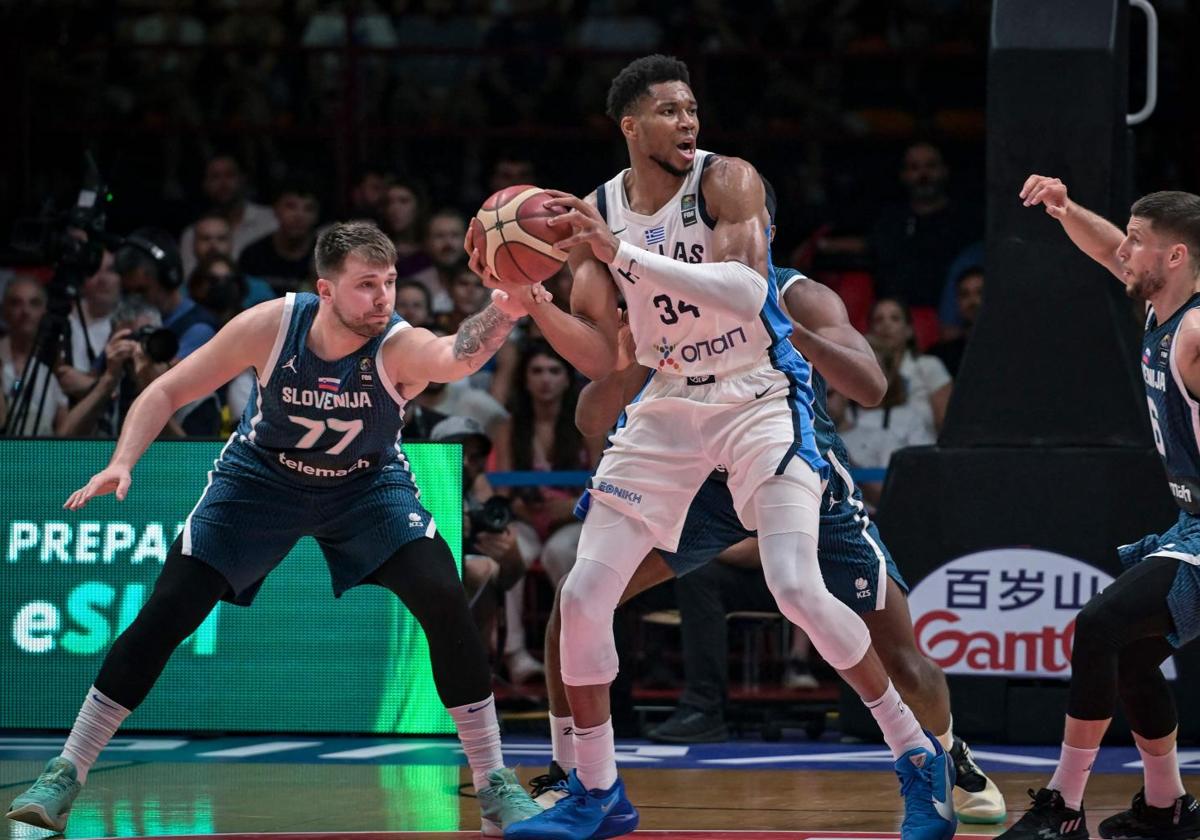 Giannis Antetokounmpo y Luka Doncic enfrentados durante el partido del Preolímpico.