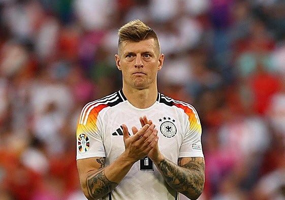 Toni Kroos se despide de la afición alemana tras caer ante España en Stuttgart y consumar su retirada.s