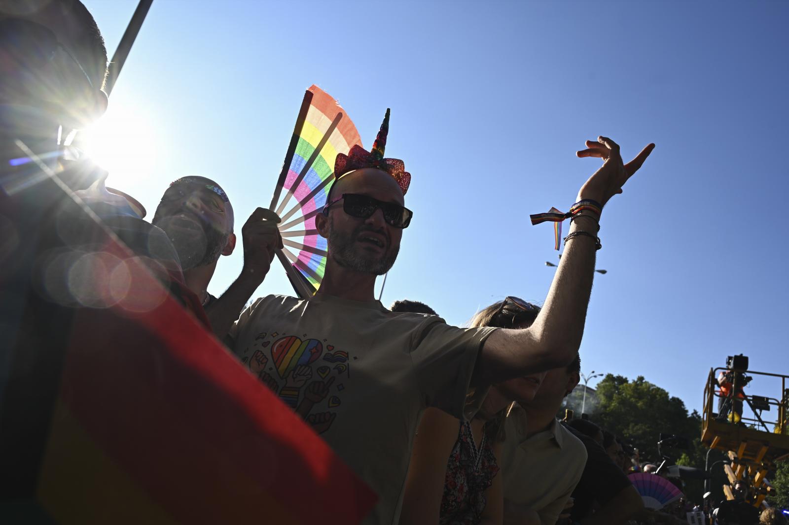 Mucho calor, abanicos, música y diversión en la marcha del Orgullo en Madrid.