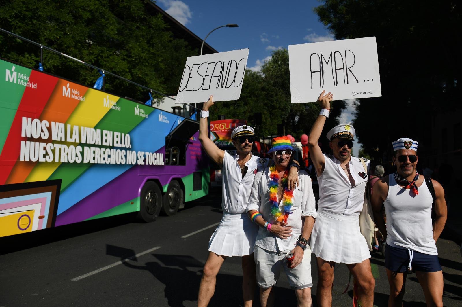 Pancartas de todo tipo se han visto en la marcha del Orgullo. 