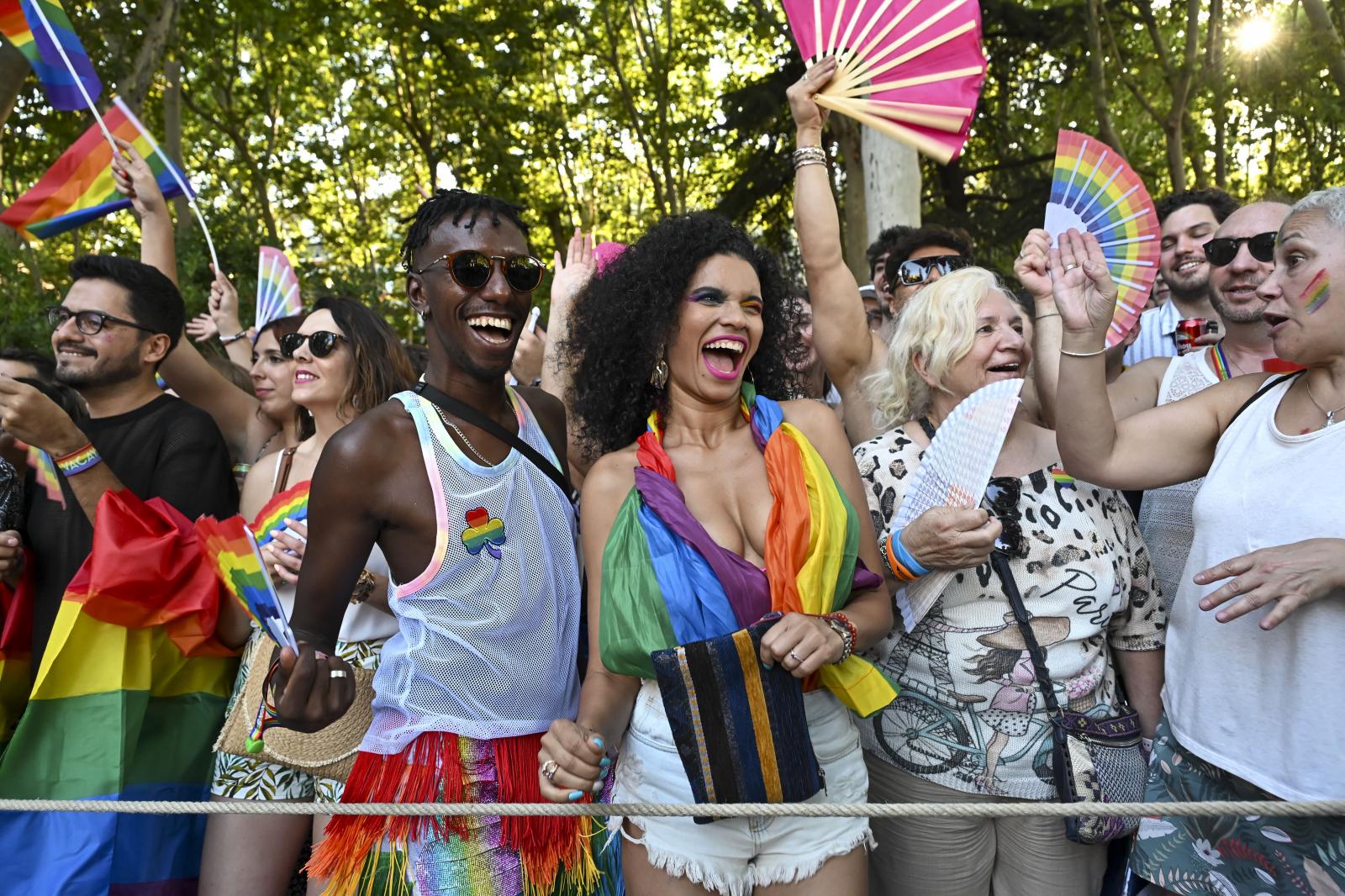 La manifestación del Orgullo ha recorrido las calles tras una pancarta con el lema Educación, Derechos y Paz: Orgullo que transforma.