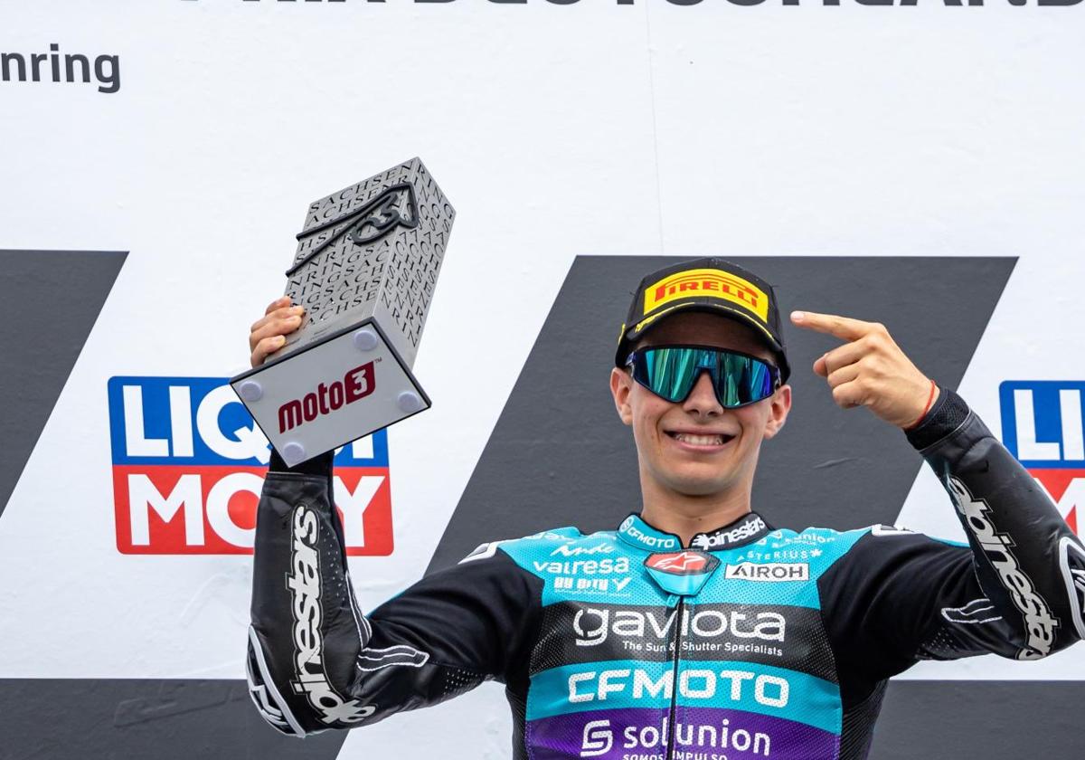 David Alonso con el trofeo y sonriente celebrando el primer puesto en el podio del GP de Sachsenring.