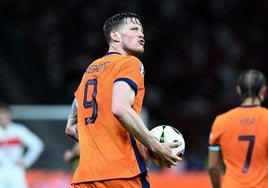 El holandés Weghorst con el balón en el partido de cuartos ante Turquía.