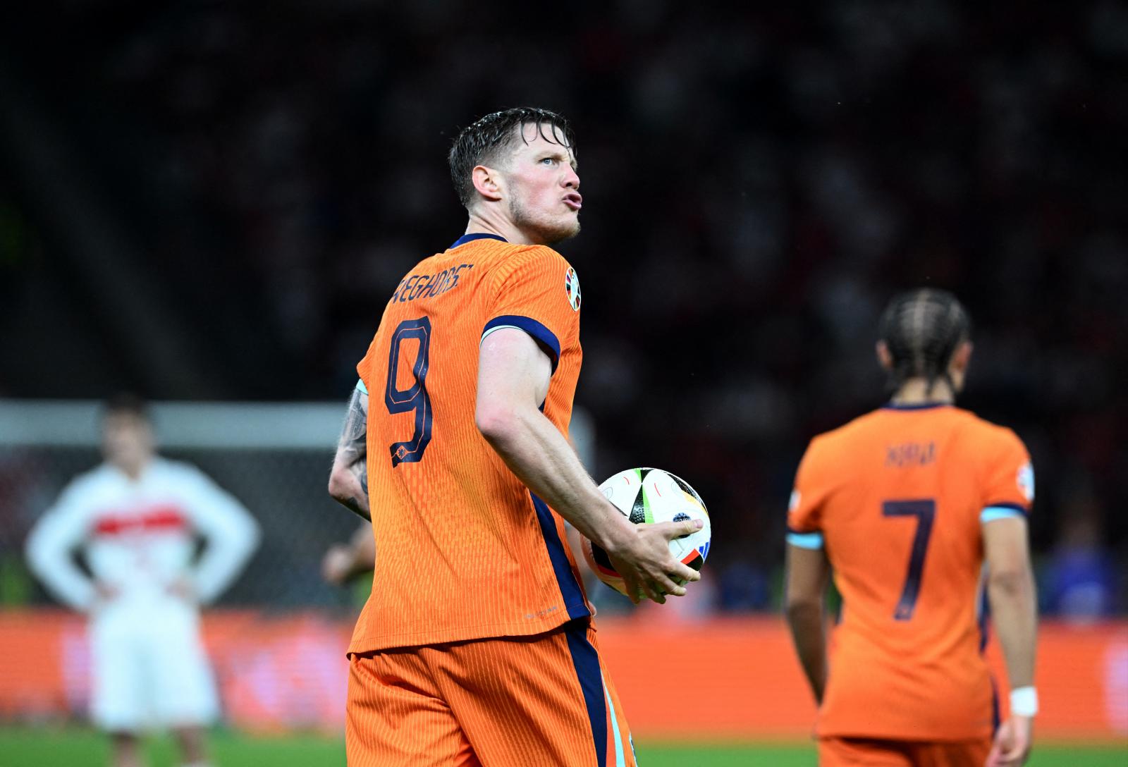 El holandés Weghorst con el balón en el partido de cuartos ante Turquía.
