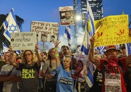 Manifestantes exigen en Tel Aviv la liberación de los cautivos.