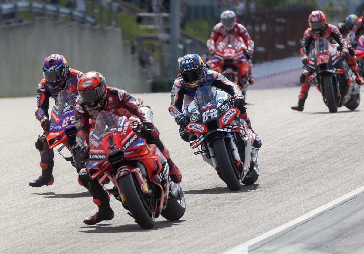 Bagnaia aprovecha el error del Martín con dos Márquez en el podio de Sachsenring