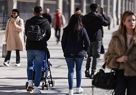 Sumar reclama subir a 20 semanas los permisos por paternidad y maternidad