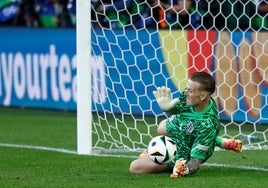 Jordan Pickford parando un lanzamiento durante la tanda de penaltis contra Suiza.