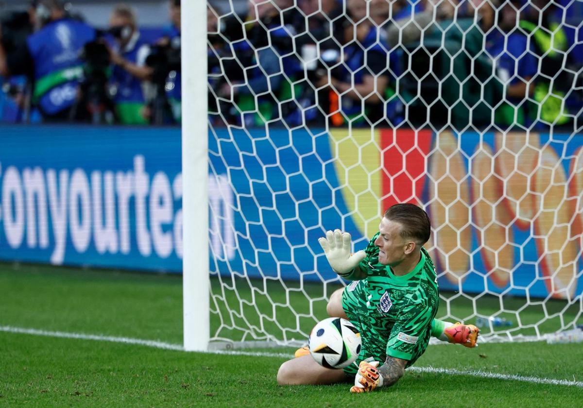Jordan Pickford parando un lanzamiento durante la tanda de penaltis contra Suiza.