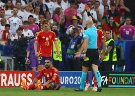 El árbitro, Anthony Taylor, mostrándole la tarjeta roja a Dani Carvajal.