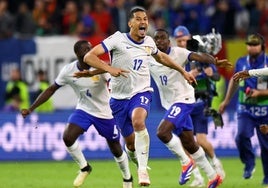William Saliba festeja el pase de Francia a las semifinales contra Portugal en los penaltis.