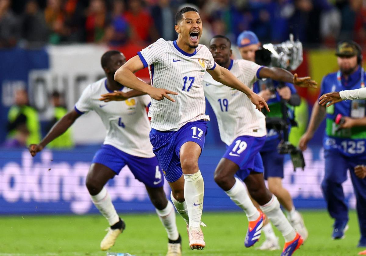 William Saliba festeja el pase de Francia a las semifinales contra Portugal en los penaltis.