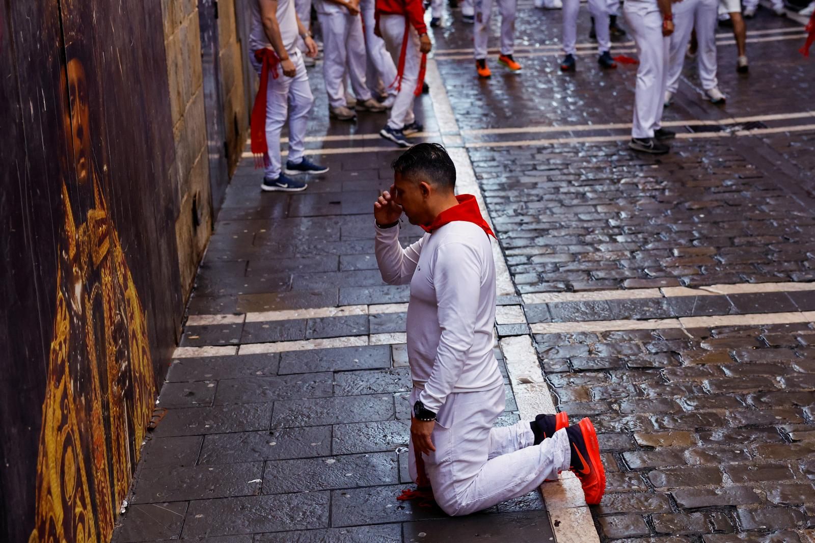 Tras los tres cánticos a San Fermín y el cohete que sonaba a las ocho en punto de la mañana, los toros han salido veloces de los corrales del Gas, sin que se hayan producido incidencias reseñables en el primer tramo de la carrera.