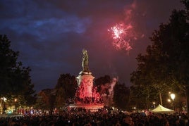 Quince mil personas se han reunido en París para celebrar la victoria de la izquierda.