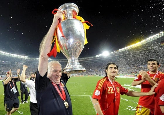 Luis Aragonés, en el Prater de Viena con el trofeo de la Eurocopa 2008.