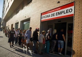 Parados en una oficina de empleo.