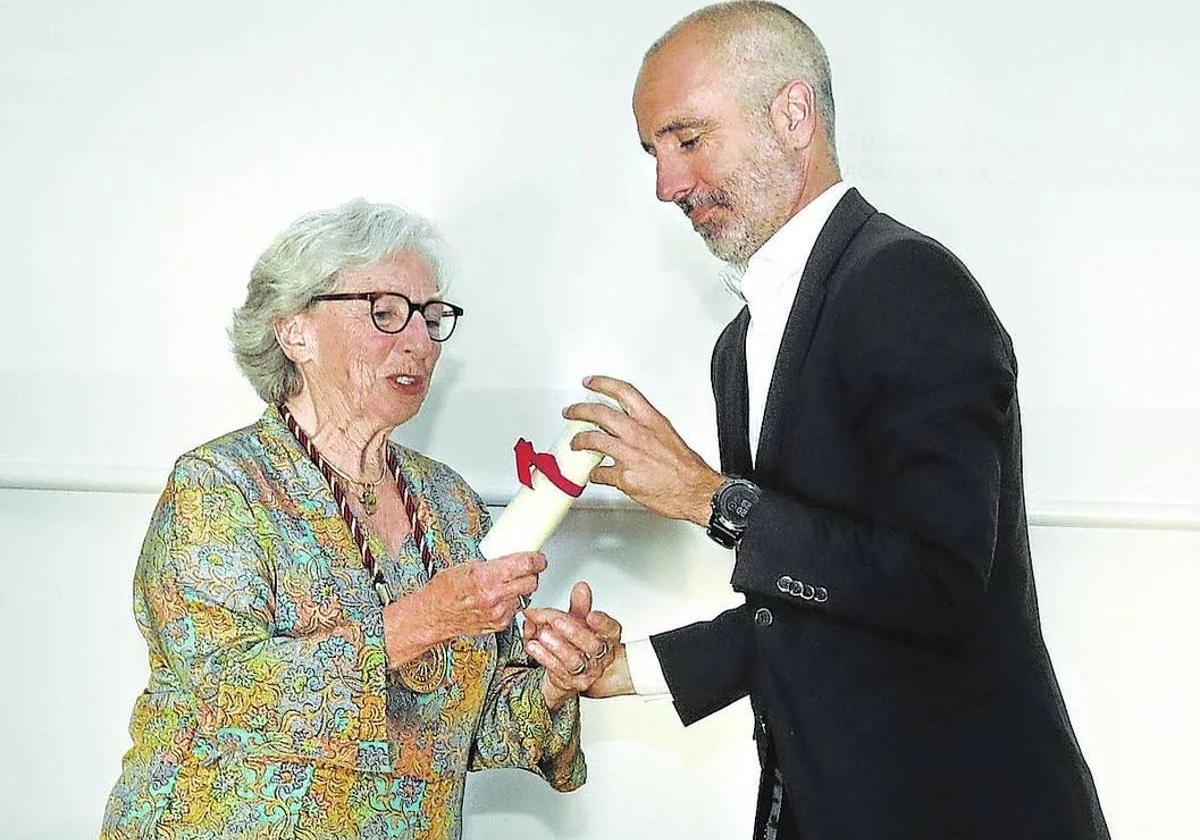 Iñigo Ibarnegaray recibe el Premio Multimedia de manos de María del Mar Churruca.