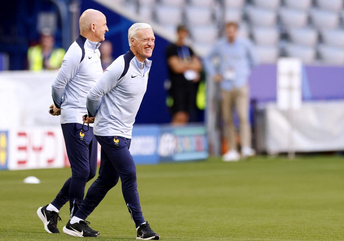 Didier Deschamps, durante el entrenamiento de la selección francesa de este lunes.