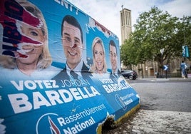 Propaganda electoral del partido ultraderechista de Jordan Bardella y Marine Le Pen, en una calle de París.