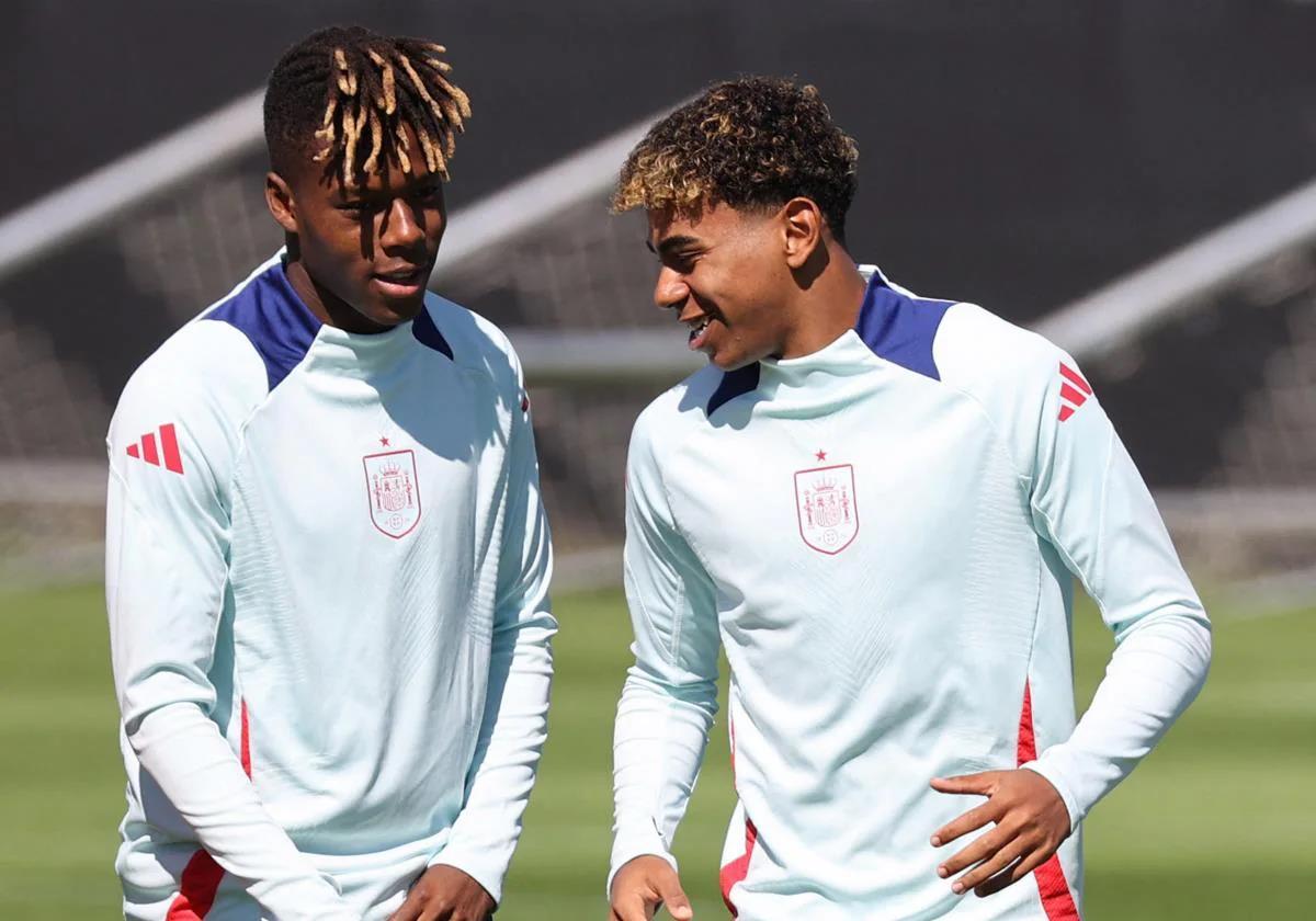 Nico Williams y Lamine Yamal, durante un entrenamiento con la selección española.