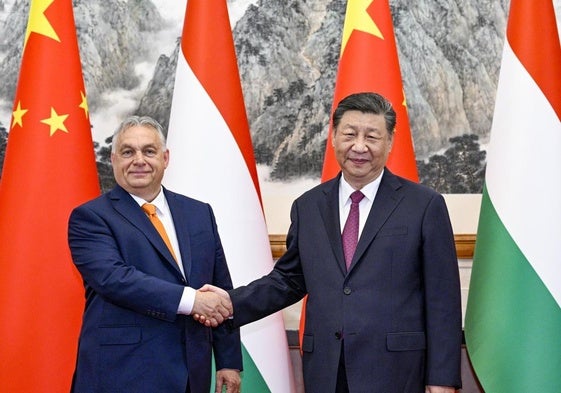 Viktor Orbán y Xi Jinping se estrechan las manos, este lunes, en China