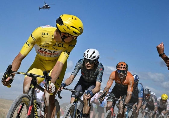 Tadej Pogacar, líder del Tour, vigila a Jonas Vingegaard en la novena etapa.