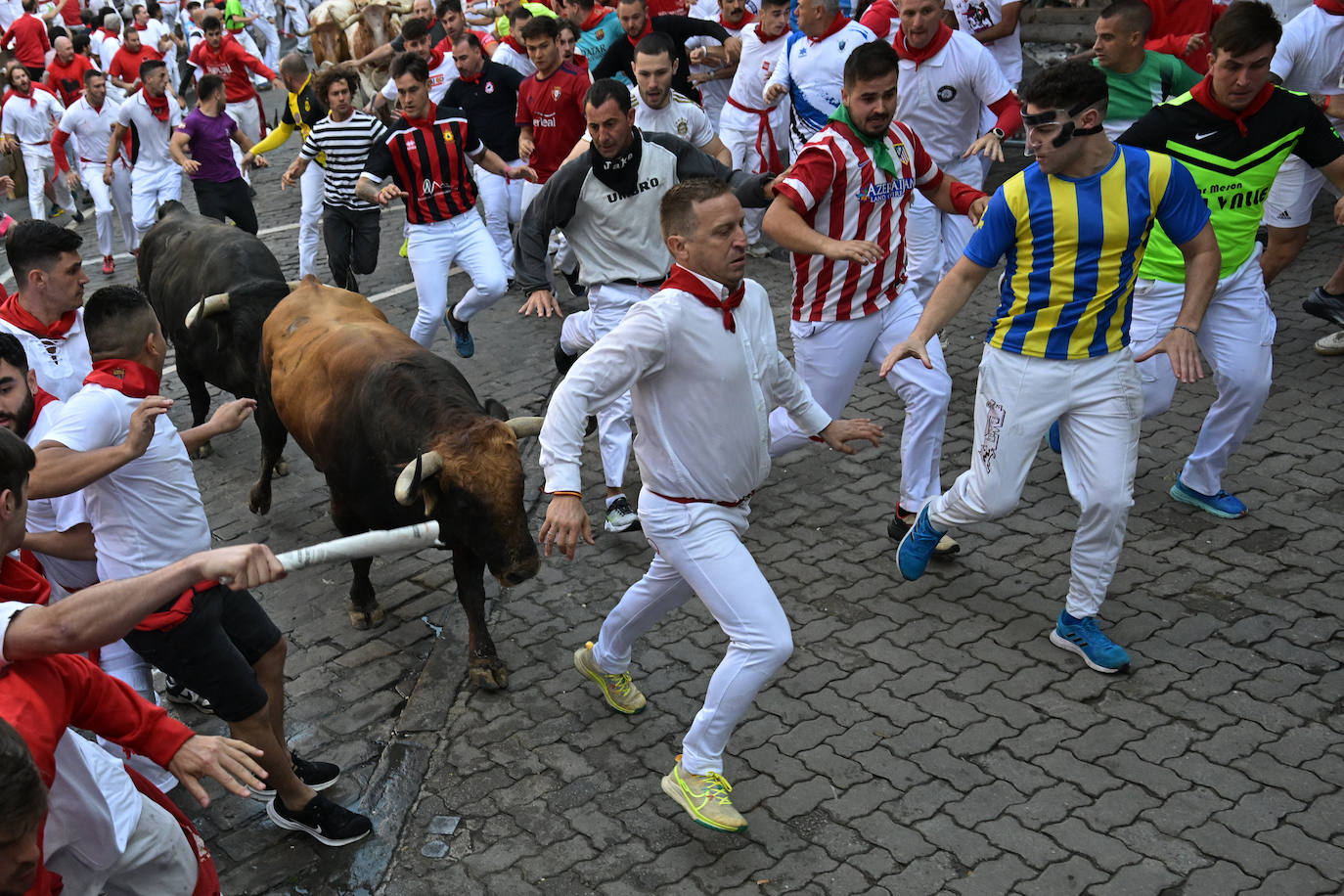 Varios mozos son perseguidos durante el segundo encierro de los Sanfermines.