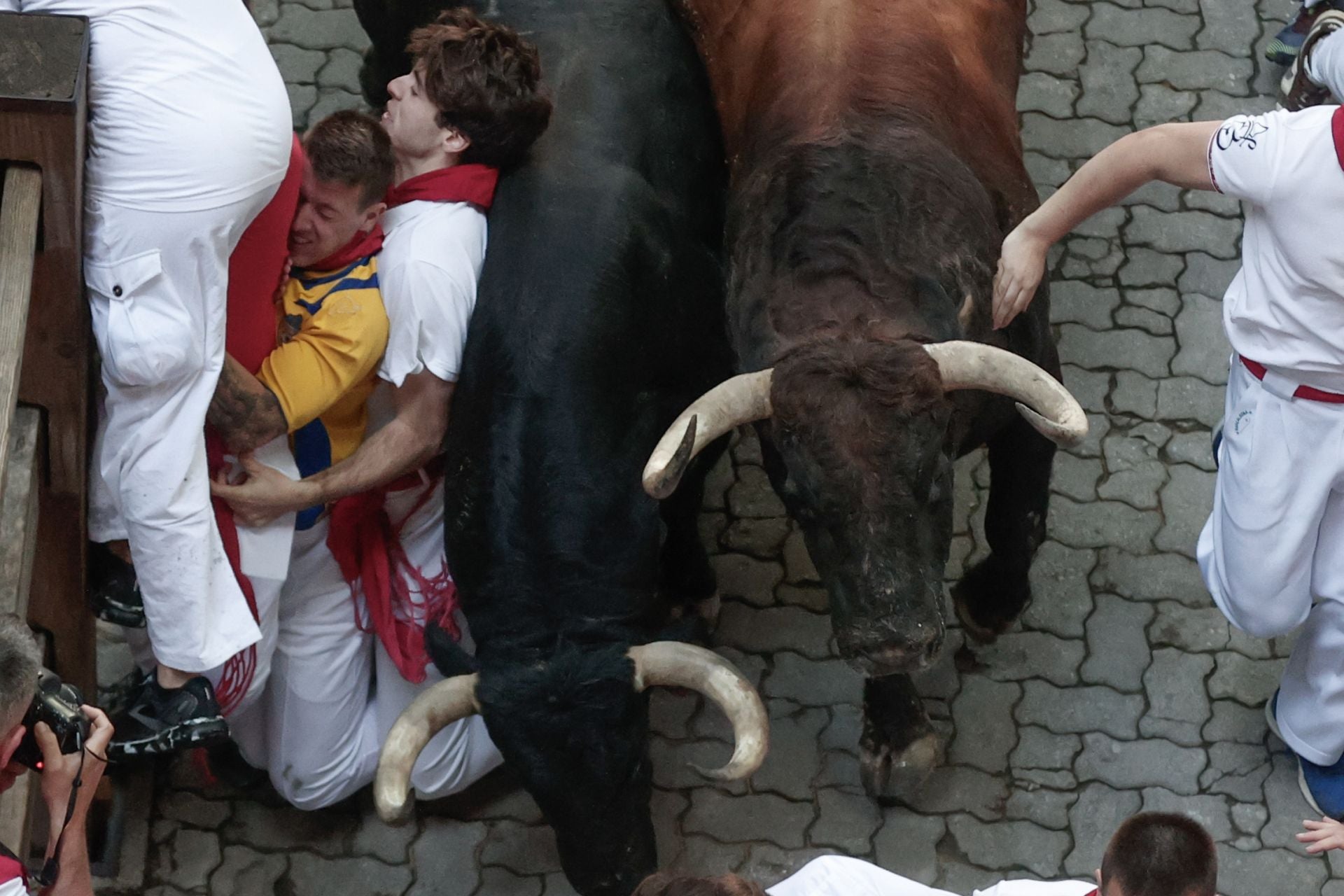 Un mozo cae al suelo durante el segundo encierro de los Sanfermines.