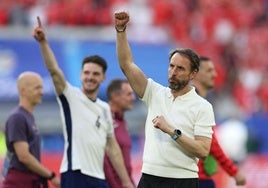 Gareth Southgate celebra la victoria inglesa ante Suiza en los penaltis.