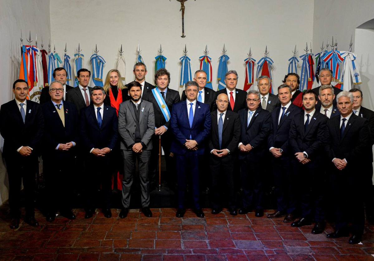 Los 18 gobernadores firmantes junto al presidente Javier Milei en Tucumán.