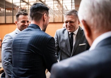 El primer ministro de Eslovaquia regresa al trabajo tras el atentado: «Me disculpo por haber sobrevivido, pero he vuelto»