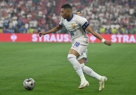 Mbappe, sin la máscara, en una acción del partido.