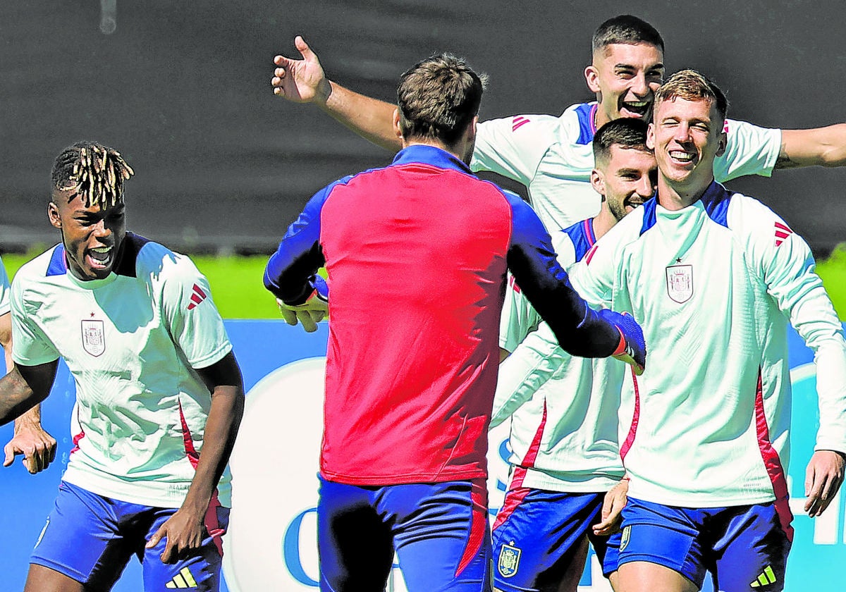 Nico, Ferran, Baena y Olmo bromeman en la sesión de trabajo de ayer previa a la semifinal.